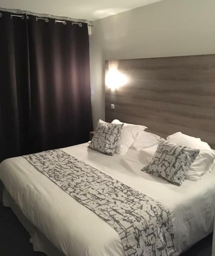 Chambre Lit King-Size - Vue sur Piscine